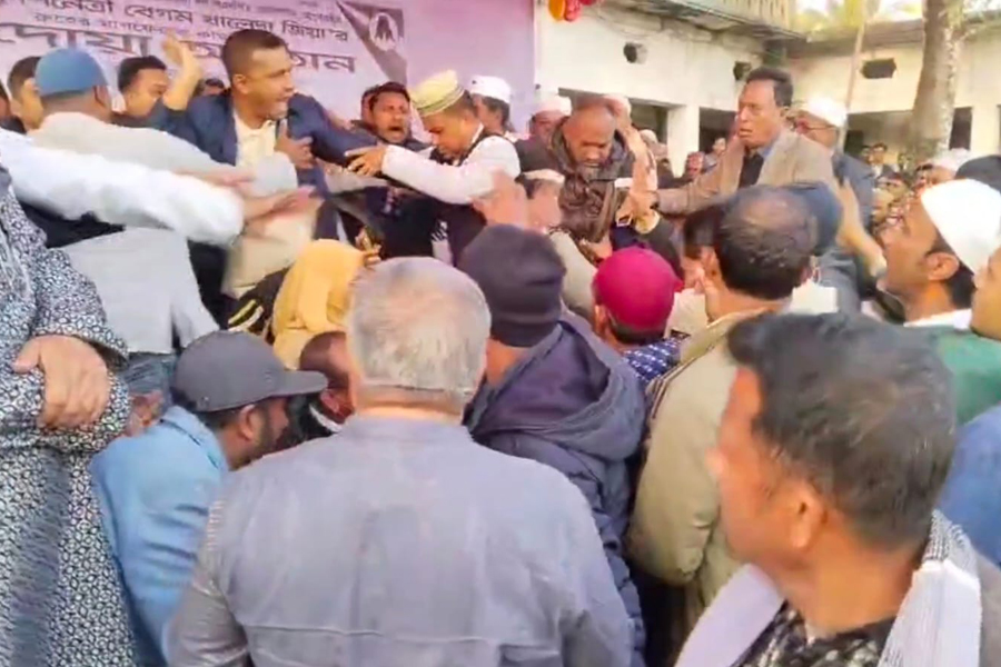 খালেদা জিয়ার দোয়া-মিলাদে বক্তব্যকে কেন্দ্র করে হট্টগোল