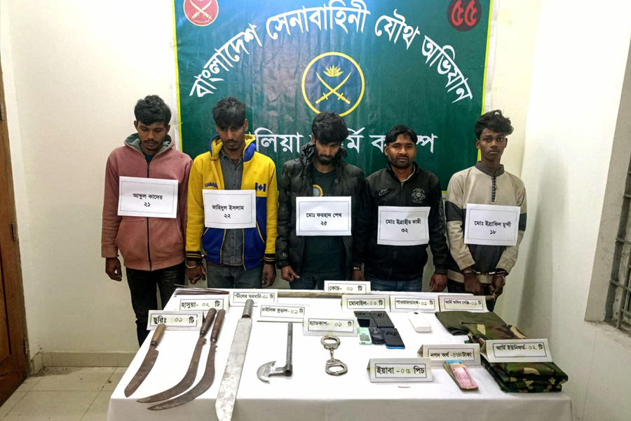যৌথ বাহিনীর অভিযানে দেশীয় অস্ত্র ও ইয়াবাসহ আটক ৫