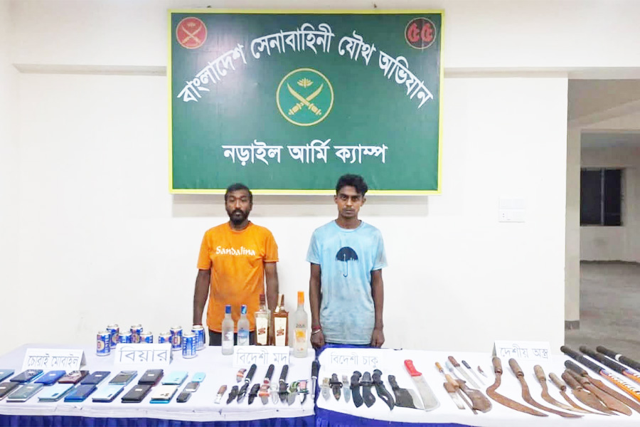 নড়াইলে সেনাবাহীনির অভিজানে অবৈধ মালামালসহ আটক ২