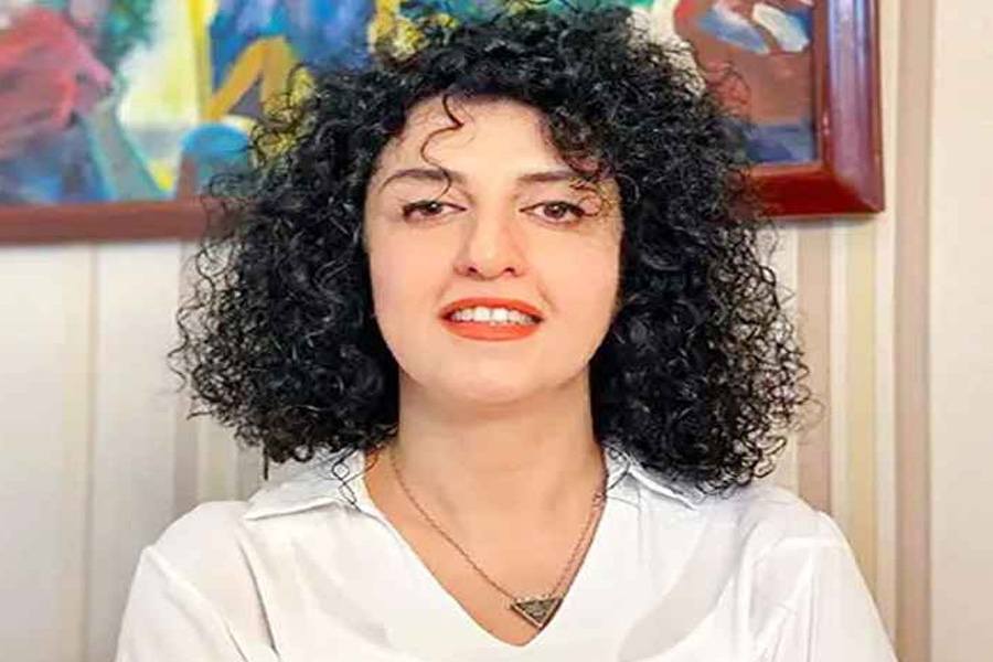 নার্গিস মোহাম্মাদিকে ৭ বছর কারাদণ্ড ও দেশত্যাগে নিষেধাজ্ঞা