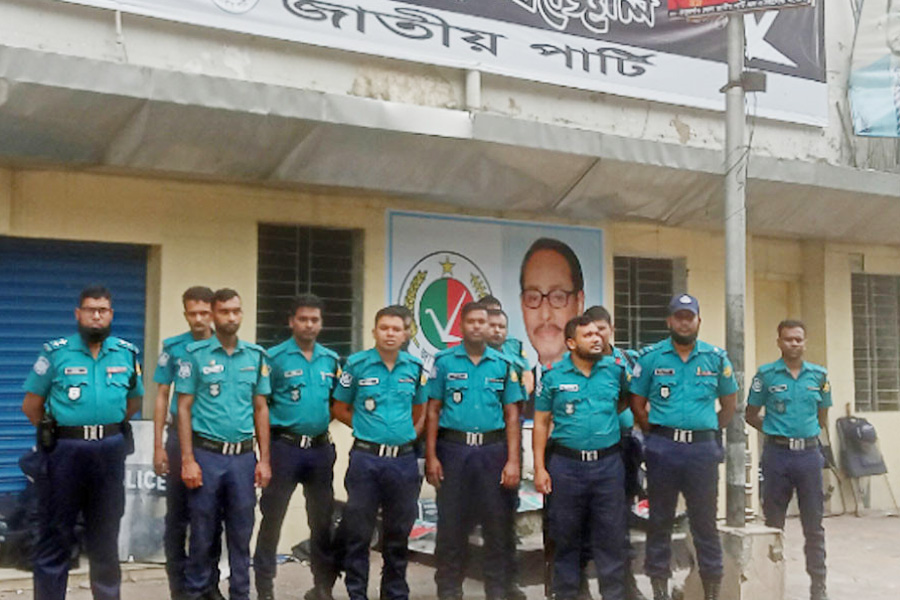 জাতীয় পার্টি কার্যালয়ের সামনে পুলিশ মোতায়েন