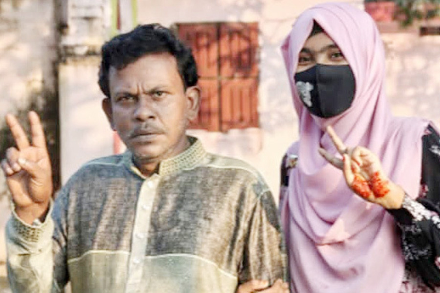 একসঙ্গে এইচএসসি পাস করলেন বাবা-মেয়ে