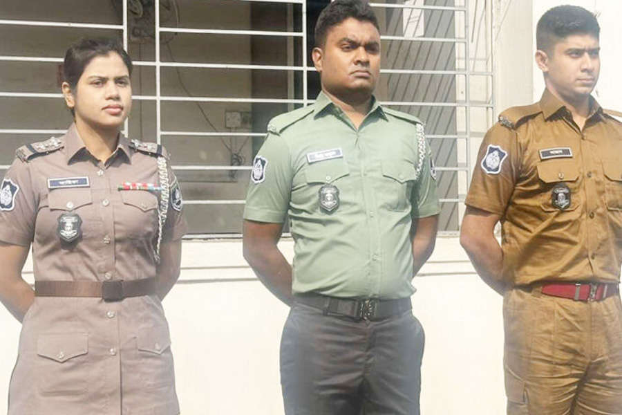 নতুন পোশাকে মাঠে নামল বাংলাদেশ পুলিশ