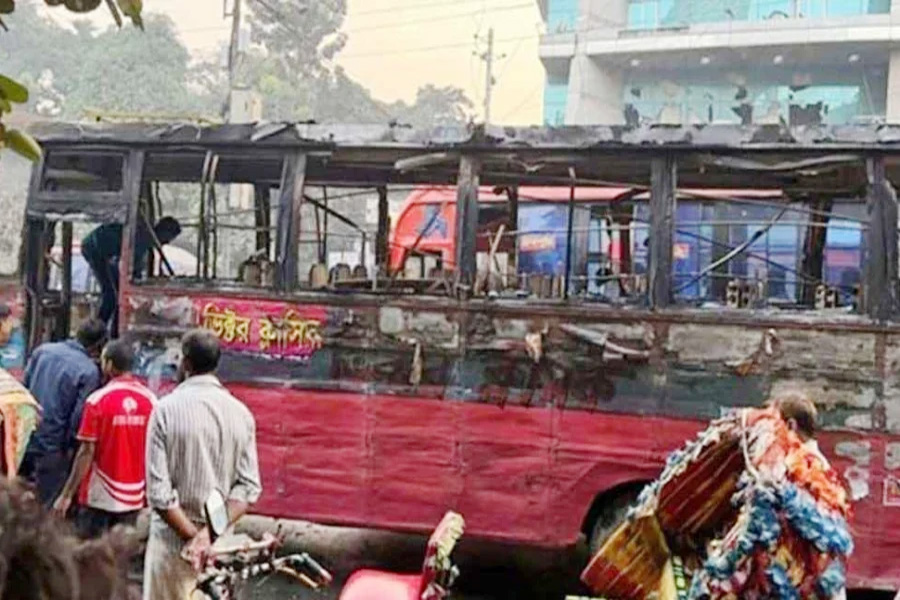 রাজধানীতে রাতভর ককটেল বিস্ফোরণ-অগ্নিসংযোগ