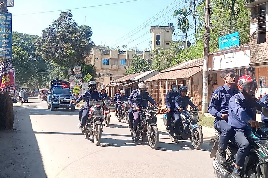 শেখ হাসিনার রায়কে কেন্দ্র করে নবাবগঞ্জে পুলিশের টহল জোরদার