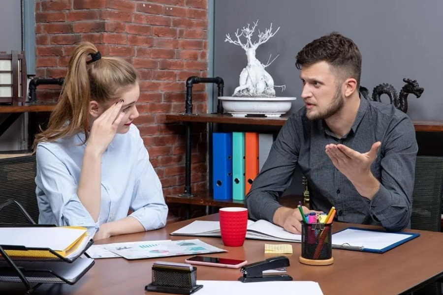 অফিসে টক্সিক সহকর্মী? বুদ্ধিমত্তার সঙ্গে সামলান