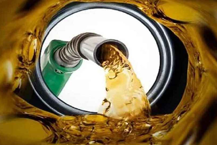 আজ থেকে নতুন দামে বিক্রি হচ্ছে জ্বালানি তেল