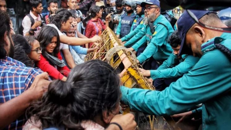 যমুনা অভিমুখে ধর্ষণবিরোধী পদযাত্রায় পুলিশের বাধা