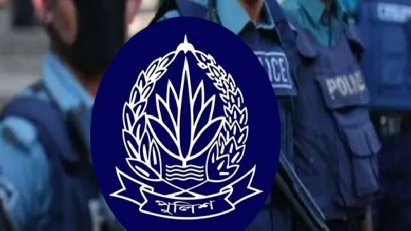 নারীর ঘরে পুলিশ সদস্য আটক, বিয়ে করেছেন দাবি