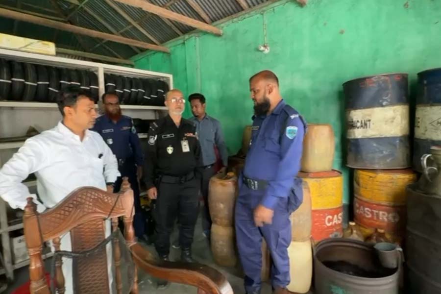 পাবনায় অবৈধভাবে তেল মজুতের দায়ে দুই প্রতিষ্ঠানকে জরিমানা