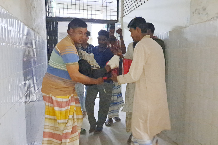 চাটমোহরে চা স্টলে বসে থাকাবস্থায় দুর্বৃত্তদের গুলিতে আহত ২