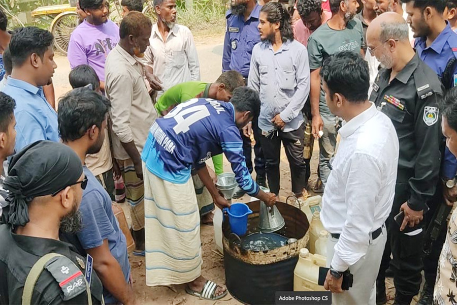 বাড়িতে মিললো মিনি পেট্রোল পাম্পের সন্ধান