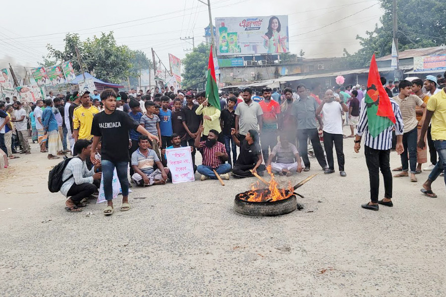 পাবনায় আসন পুনর্বহালের দাবিতে মহাসড়ক অবরোধ