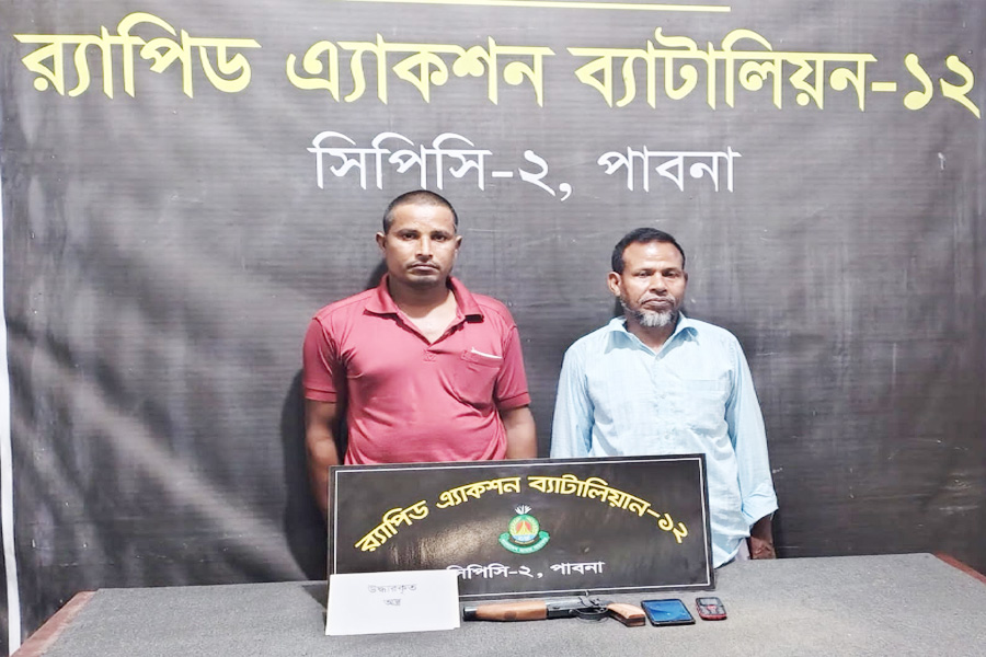পাবনায় র্যাবের অভিযানে বার্মিজগানসহ আটক ২