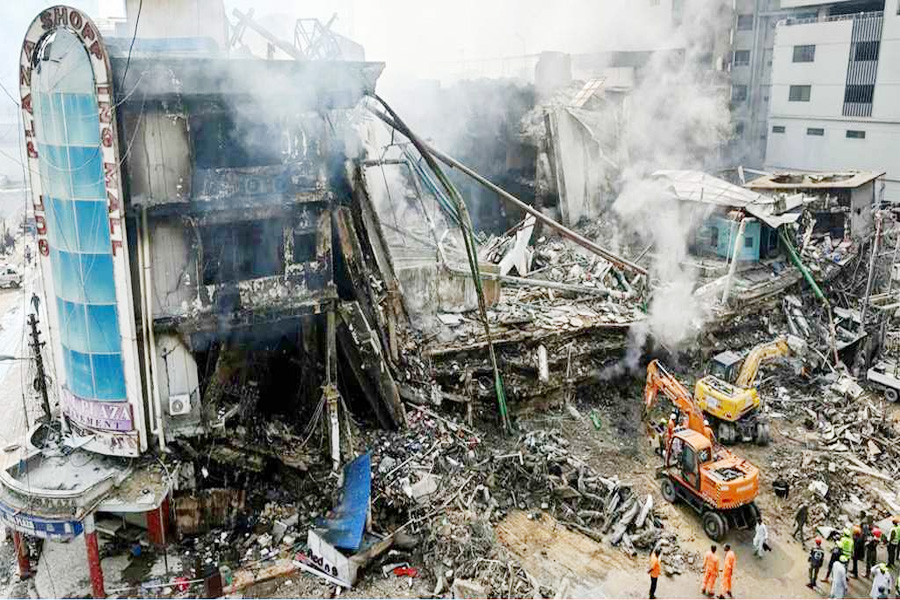 করাচিতে শপিং কমপ্লেক্সে ভয়াবহ অগ্নিকাণ্ড, মৃত্য ৩০