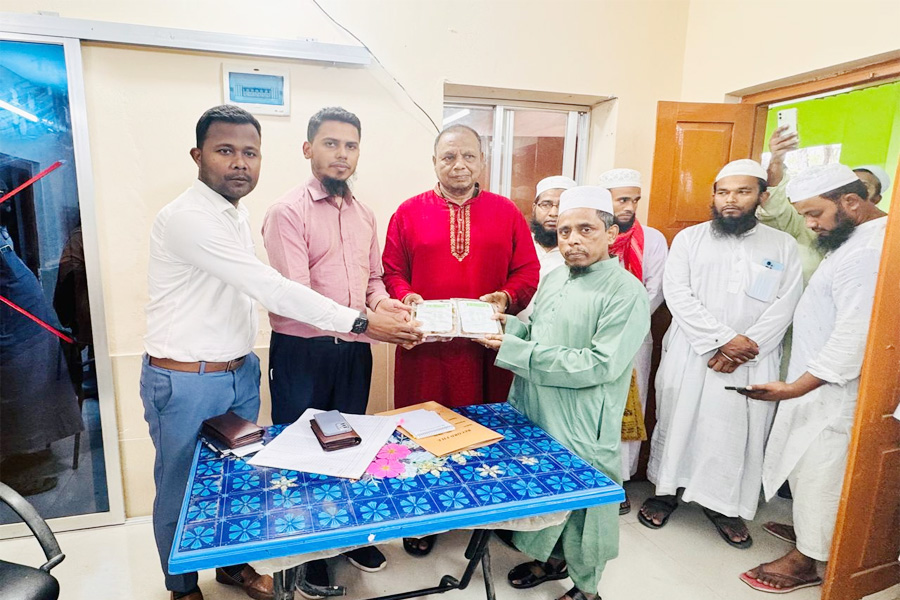 পাংশায় ৮৪ মাদ্রাসা ও এতিমখানায় উপহারের খেজুর বিতরণ