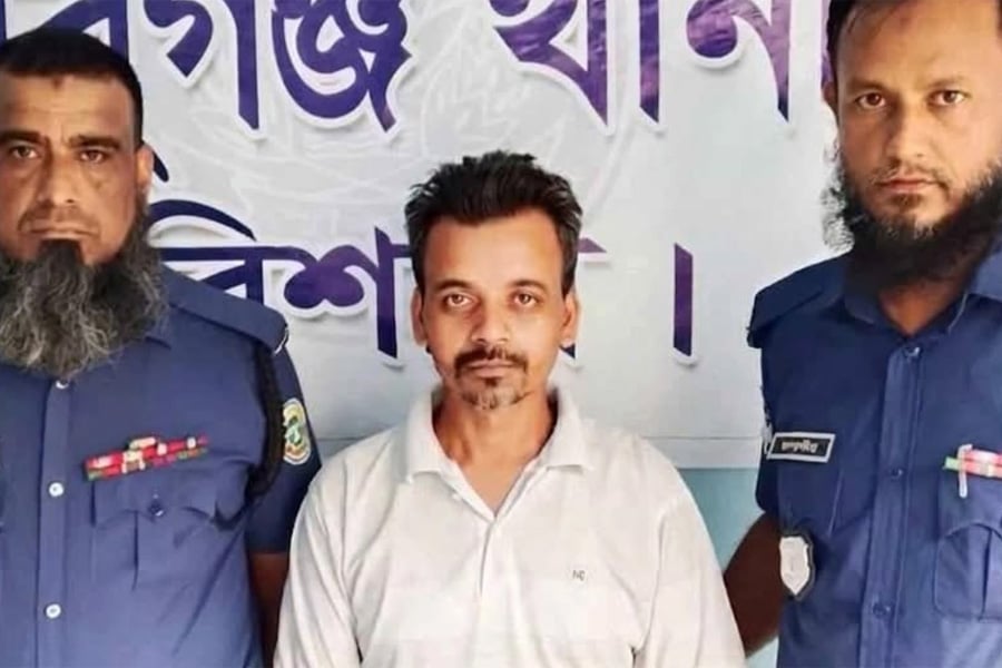 পর্নোগ্রাফি ও নারী নির্যাতনসংক্রান্ত মামলার আসামি আহমদ উল্লাহকে ঢাকার পল্লবী এলাকা থেকে গ্রেপ্তার করেছে পুলিশ। ছবি: সংগৃহীত