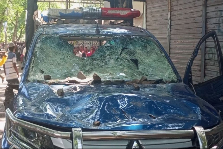 রাজবাড়ীতে পুলিশের ওপর হামলা ও গাড়ি ভাঙচুর: ৫ গ্রেফতার