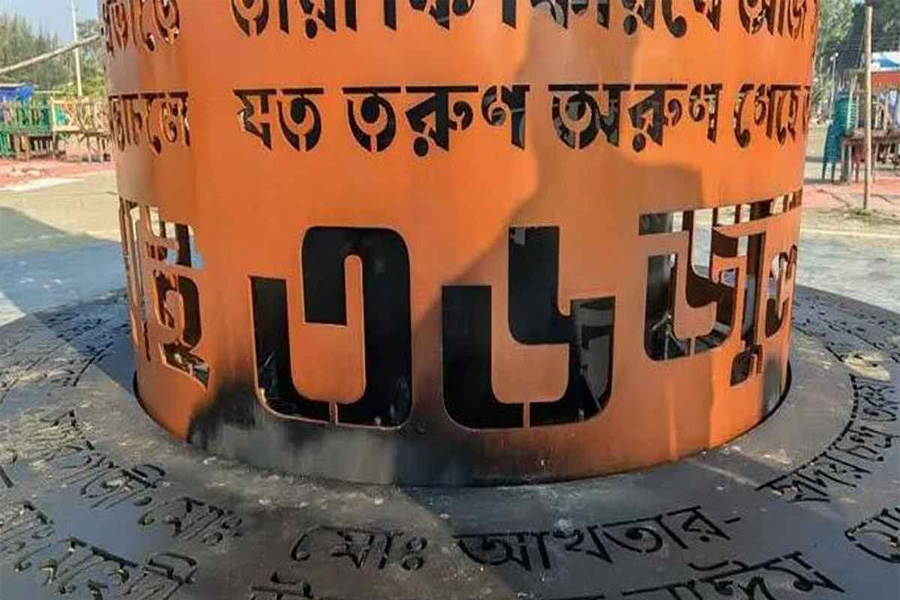 পটুয়াখালীর ঝাউতলায় নির্মিত জুলাই স্মৃতিস্তম্ভে অগ্নিসংযোগ