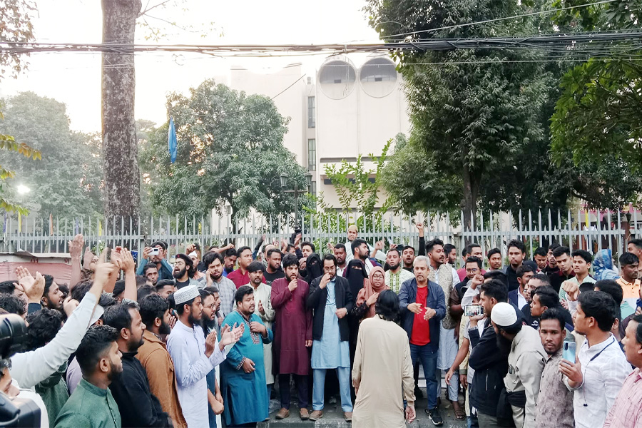 গুলিবিদ্ধ ওসমান হাদি, শাহবাগে বিক্ষোভ ও উত্তেজনা