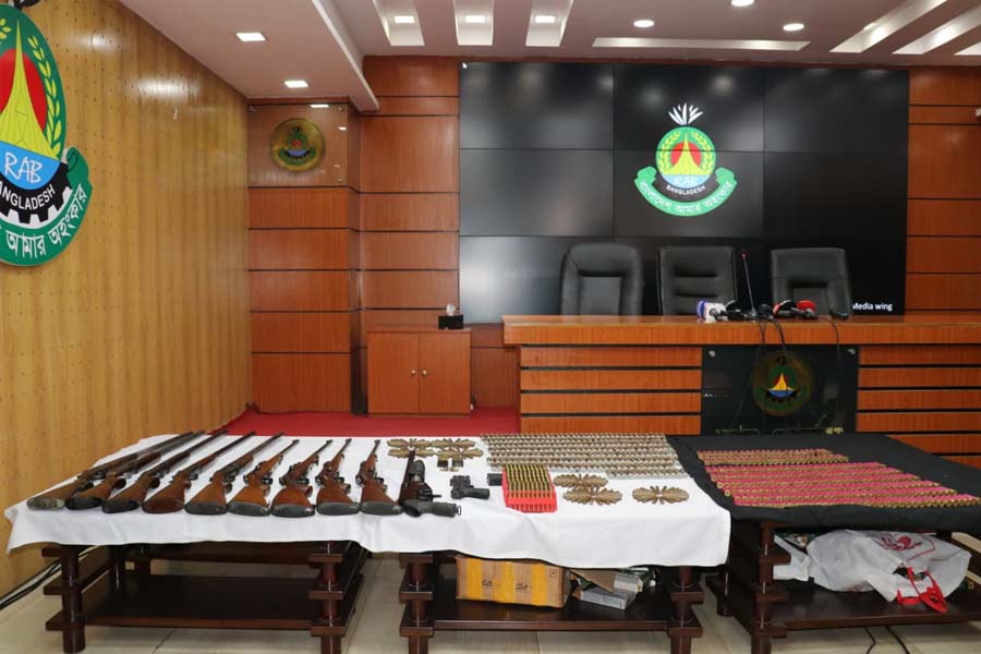 বিপুল অস্ত্র ও গুলিসহ দুইজন গ্রেপ্তার