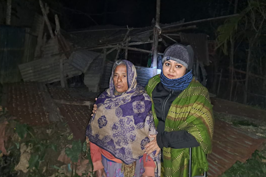 অসহায় আজিমন নেছাকে ইউএনও রিফাত আরার সহায়তা