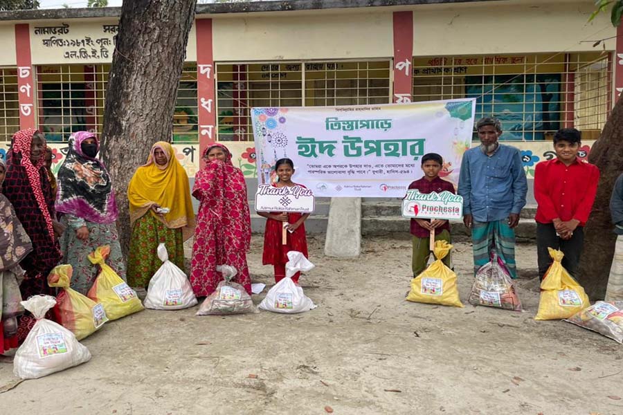তিস্তা পাড়ের অসহায় পরিবারে শান্তি সংঘের ঈদ উপহার বিতরণ