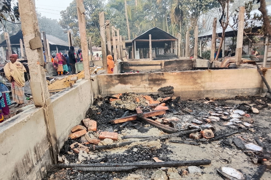 রাজারহাটে ভয়াবহ অগ্নিকাণ্ডে পুড়ল ১২টি ঘর