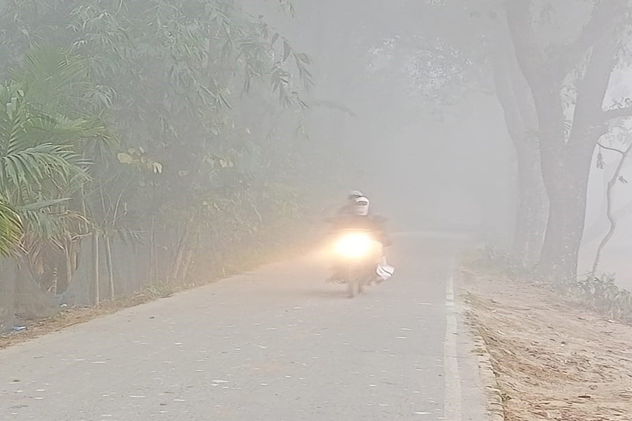 রাজারহাটে ঘনকুয়াশা ও কনকনে ঠান্ডায় জনজীবন স্থবির