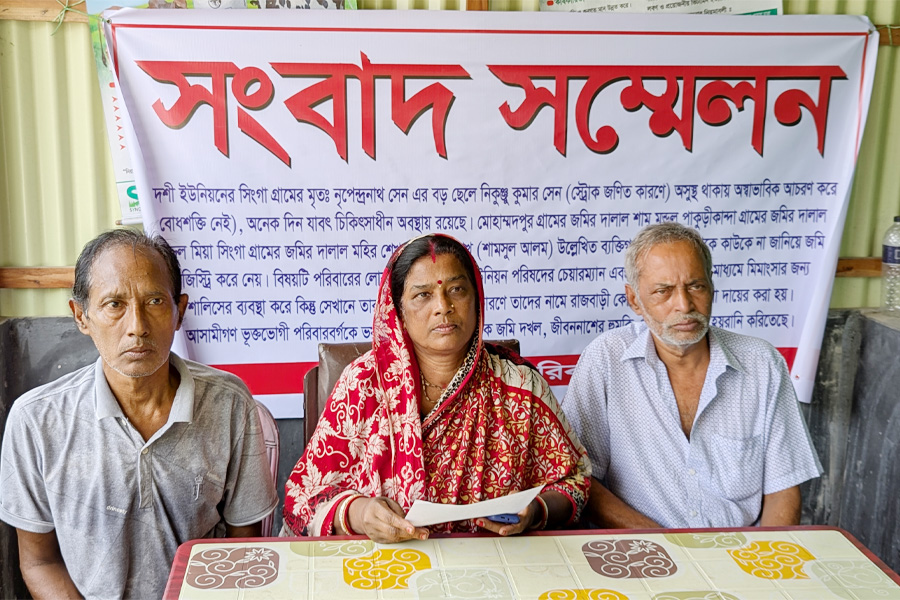 রাজবাড়ীতে জমি লিখে নেওয়ার অভিযোগে সংবাদ সম্মেলন