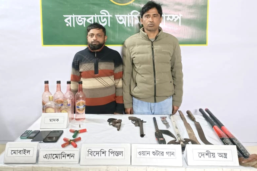 যৌথ অভিযানে অস্ত্র, মাদক ও দেশীয় অস্ত্রসহ গ্রেপ্তার ২