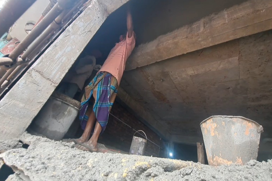 যৌথ জমিতে নির্মাণকাজের অভিযোগ