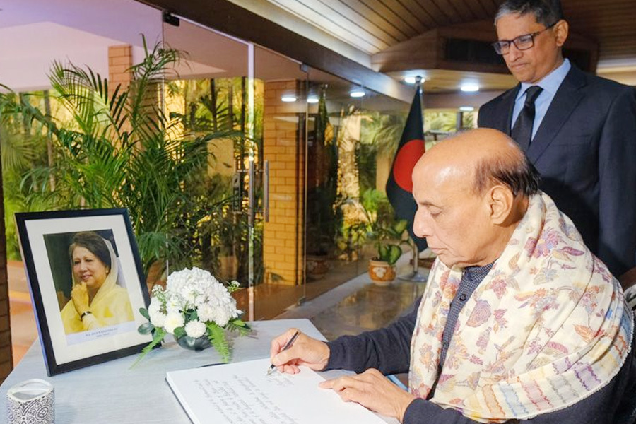 খালেদা জিয়ার শোক বইতে রাজনাথ সিংয়ের বার্তা