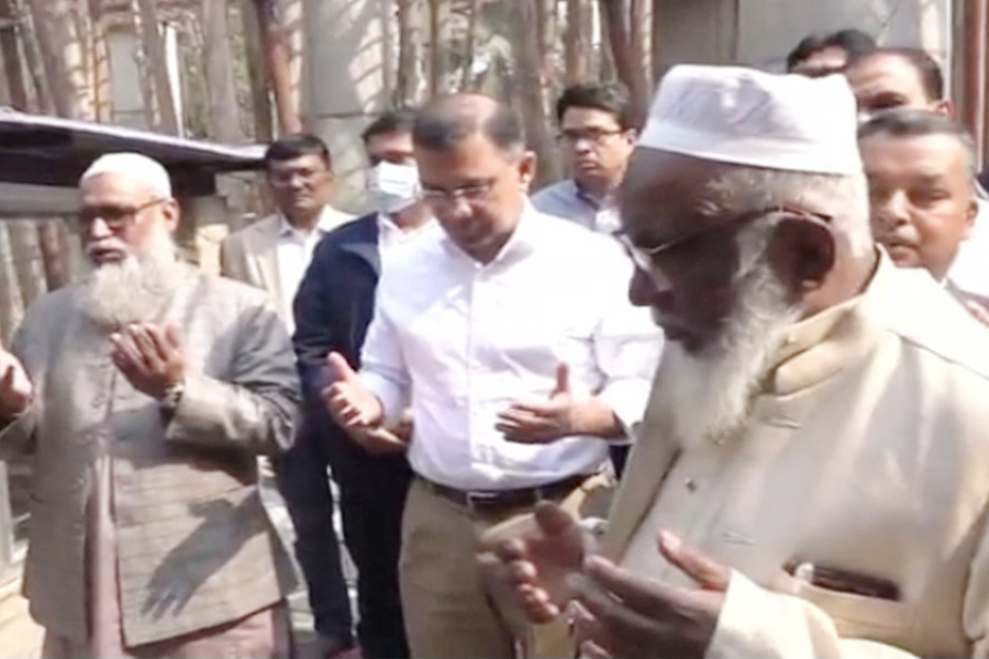 রাজশাহী পৌঁছে শাহ মখদুমের (রহ.) মাজার জিয়ারত করলেন