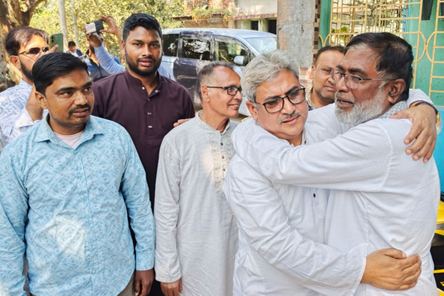 রাজশাহী-৩ আসনে বিজয়ী ও প্রতিদ্বন্দ্বি প্রার্থীর শুভেচ্ছা বিনিময়