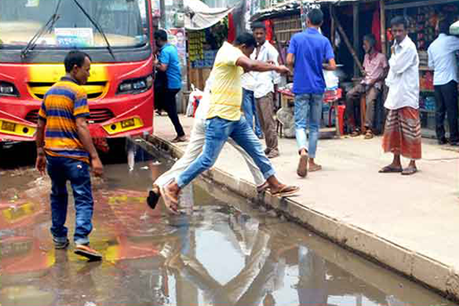 জমে থাকা ড্রেনের পানির দুর্গন্ধে অতিষ্ঠ পথচারী ও ব্যবসায়ীরা