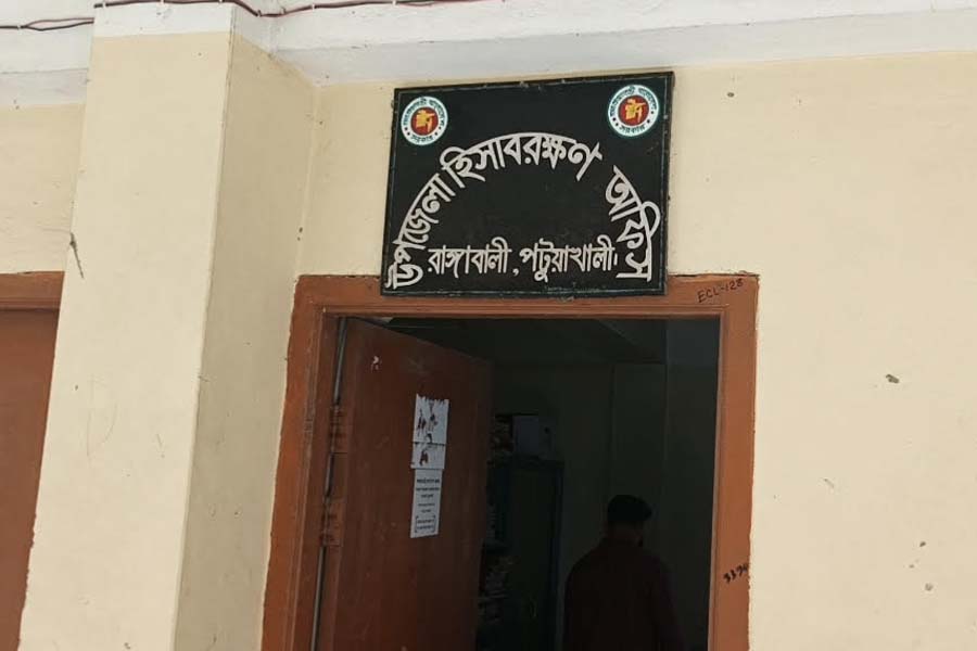 রাঙ্গাবালী হিসাবরক্ষন অফিসে মিললো অনুপস্থিতির চিত্র