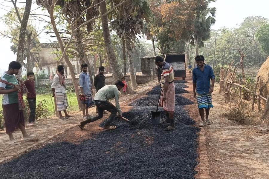 কোটি টাকার সড়কের স্বপ্ন ভেঙে দিচ্ছে অনিয়মের বাস্তবতায়