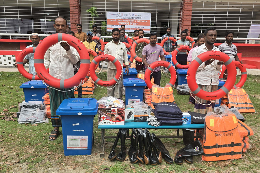 রাঙ্গাবালীতে জেলেদের সমুদ্র নিরাপত্তা সরঞ্জাম বিতরণ