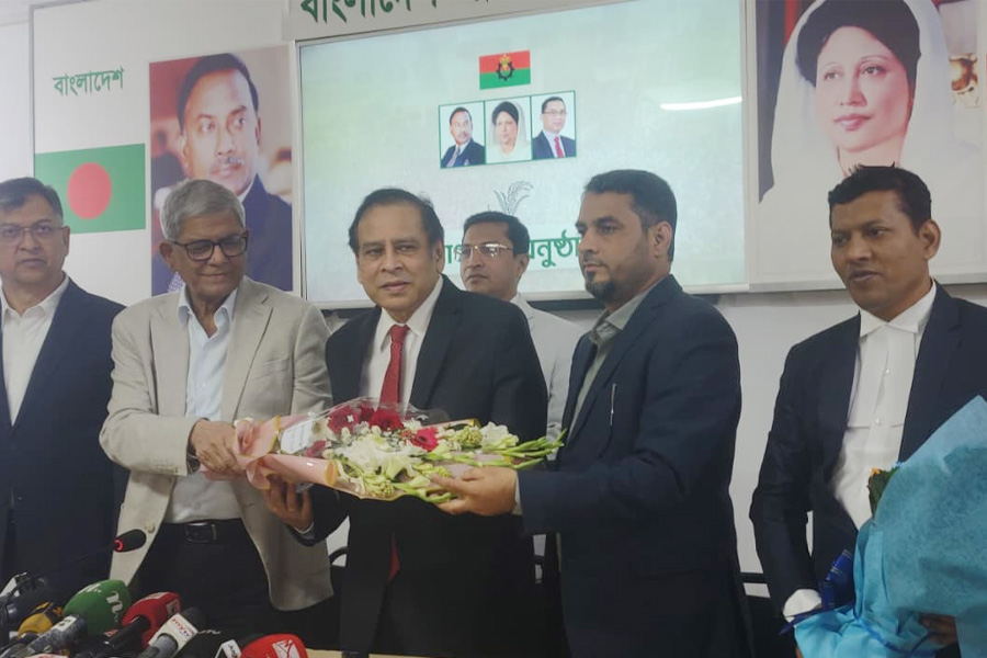 আনুষ্ঠানিকভাবে বিএনপিতে যোগ দিলেন ড. রেজা কিবরিয়া