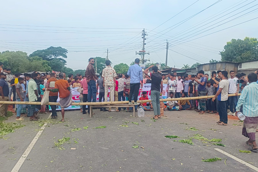 মহাসড়ক অবরোধে ঢাকার সাথে ২১ জেলার যোগাযোগ বিচ্ছিন্ন