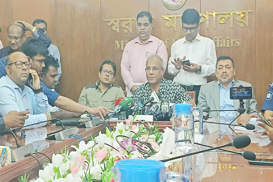 লকডাউনে রাস্তাঘাট স্বাভাবিক, জনমনে নেই কোনো শঙ্কা: স্বরাষ্ট্র উপদেষ্টা