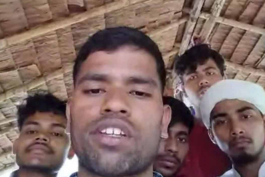 নৌবাহিনীর জাহাজে তুলে রোহিঙ্গাদের সমুদ্রে ফেলছে ভারত