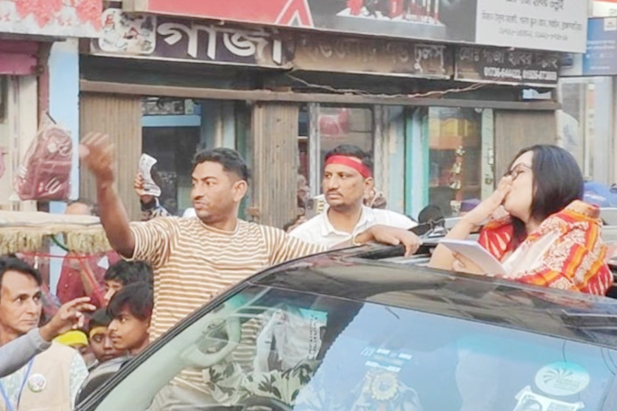 সরাইলে ভোটারদের উড়ন্ত চুমু দিলেন ব্যারিস্টার রুমিন ফারহানা