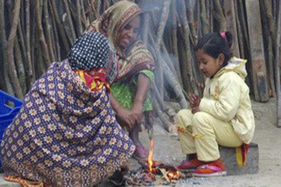 সাতক্ষীরায় শৈত্যপ্রবাহে বিপর্যস্ত জনজীবন