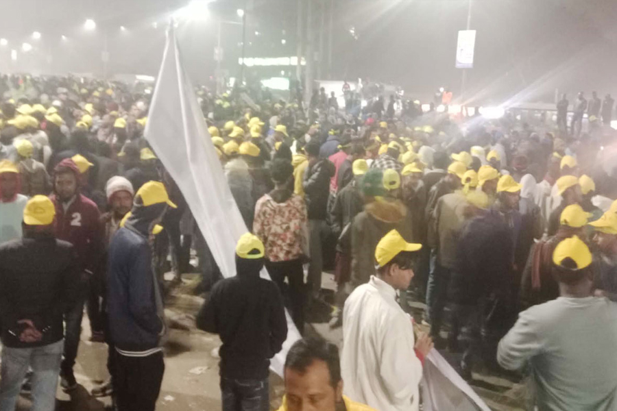 তারেক রহমানের অপেক্ষায় স্মৃতিসৌধে লাখো নেতাকর্মী