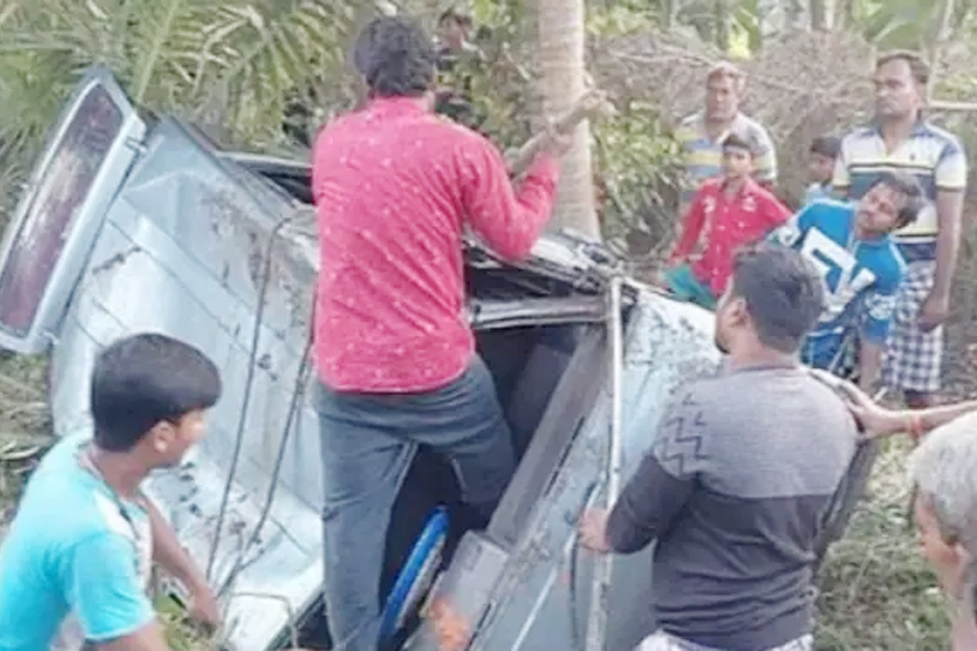 পশ্চিমবঙ্গে পুকুরে উল্টে পড়লো স্কুলবাস, নিহত ৩