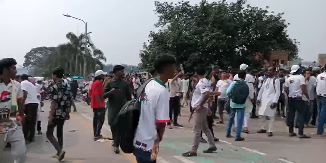 জুলাই যোদ্ধাদের সংসদ ভবন এলাকা থেকে পুলিশের ধাওয়া