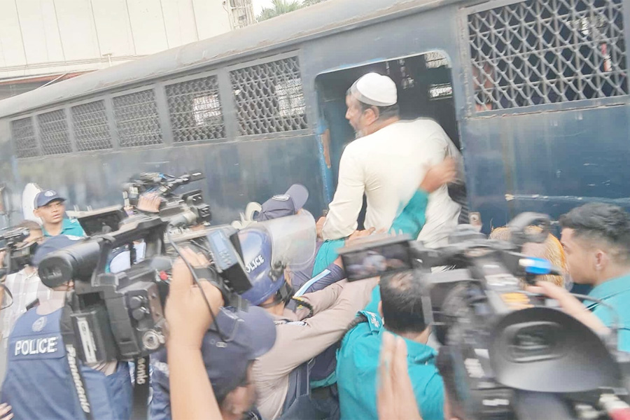 সচিবালয় থেকে ৪ কর্মচারীকে গ্রেপ্তার