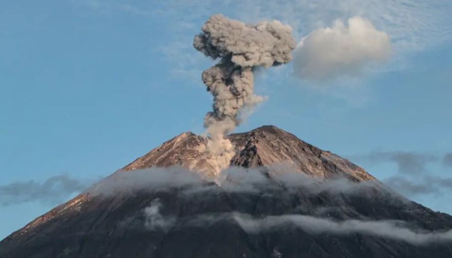 সেমেরু আগ্নেয়গিরিতে ছয় দফা অগ্ন্যুৎপাত